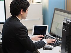 パソコンをする男性の画像