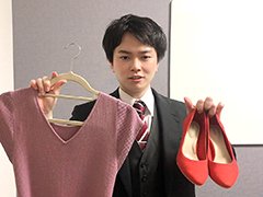 服と靴を持つ男性の画像